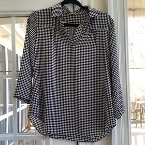 NWT Van Heusen back and white blouse